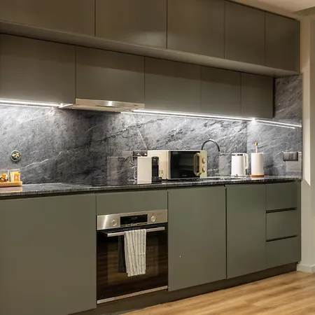 Extra Large 2br Next To Metro Station Apartman *