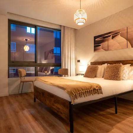 Extra Large 2br Next To Metro Station Apartman