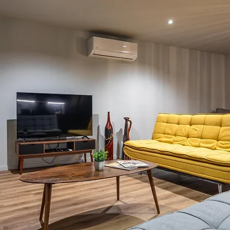 Extra Large 2br Next To Metro Station Apartman Bicas