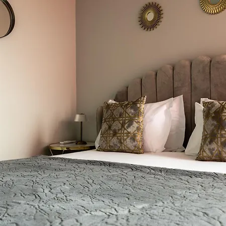 Extra Large 2br Next To Metro Station Bicas