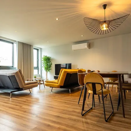 Extra Large 2br Next To Metro Station Apartman