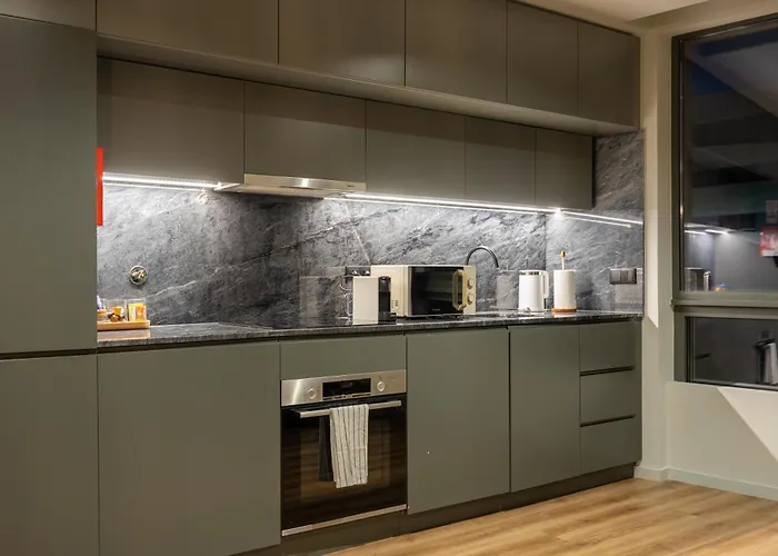 Extra Large 2br Next To Metro Station דירה *